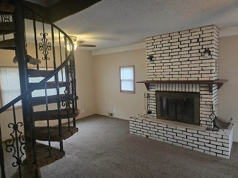 1013 Broadway St — Photo 5