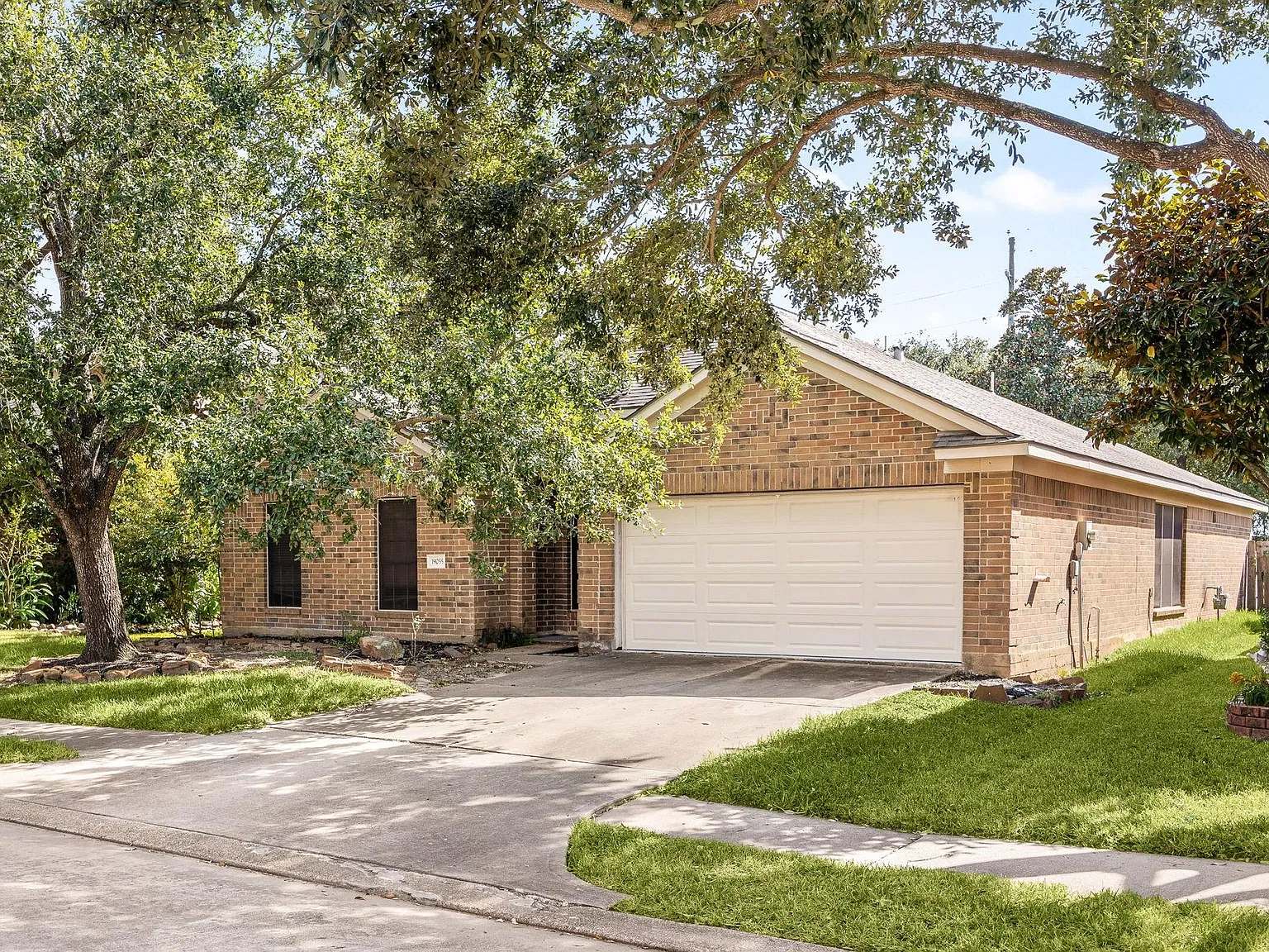 4 bed, 2.0 bath, 2219 sqft, $1,950 — Photo 3