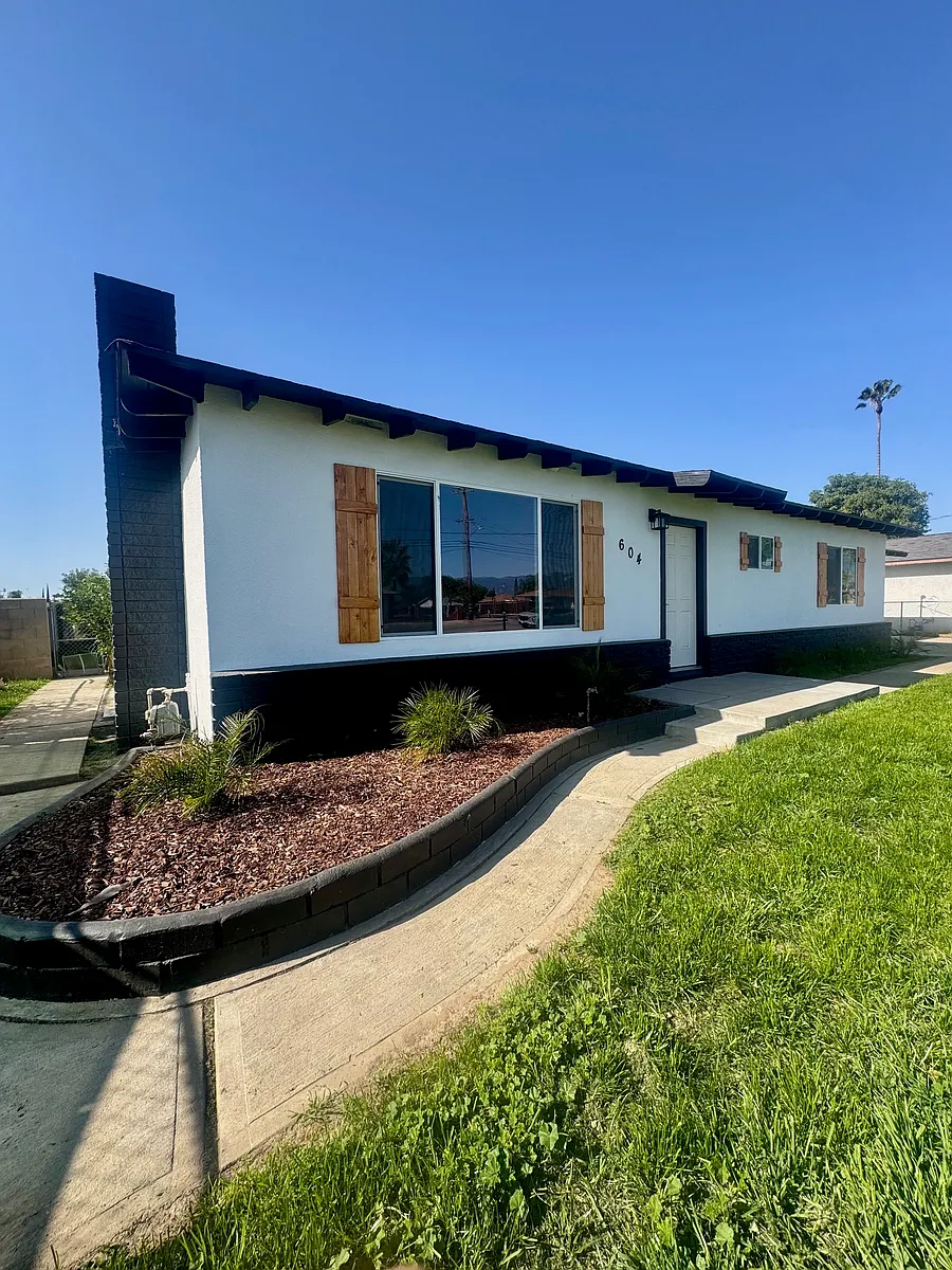 Building Photo - 604 N Acacia Ave