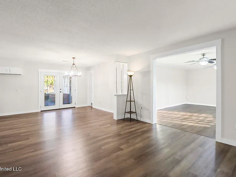 110 Jamaica St — Photo 5