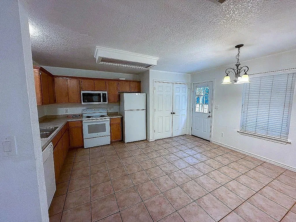 3 bed, 1400 sqft, $1,500 — Photo 3