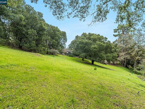 3rd image of 9 Charles Hill Rd