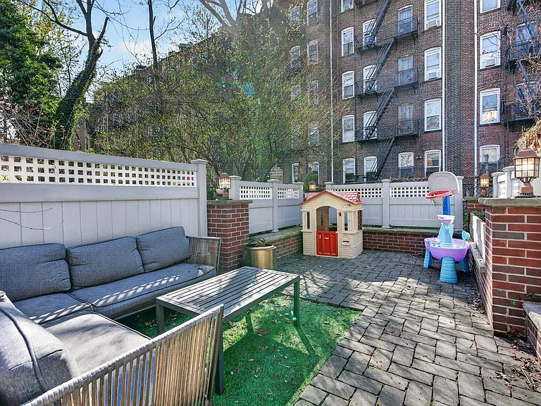 926 Park Ave — Photo 38