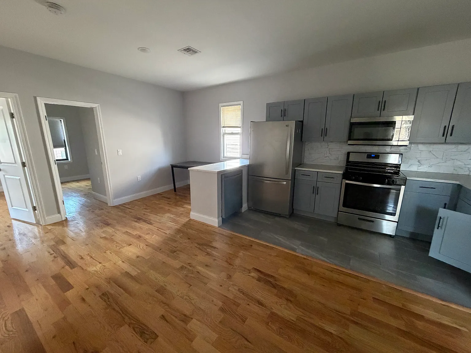 3 bed, 950 sqft, $2,600 — Photo 2