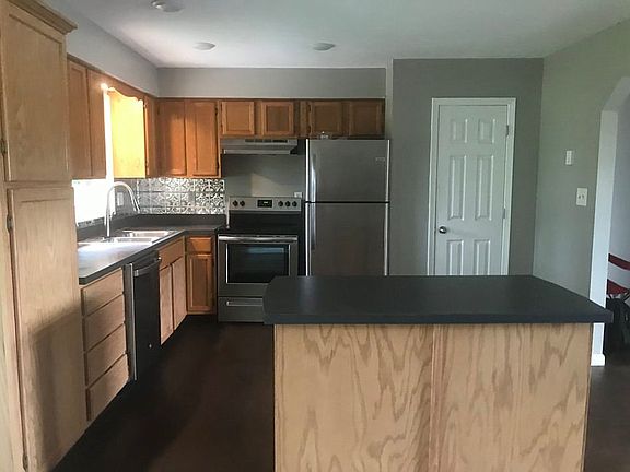 Kitchen w/functional island.