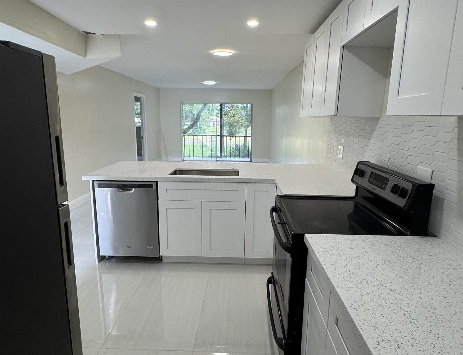 2 bed, 2.0 bath, 949 sqft, $2,050 — Photo 4