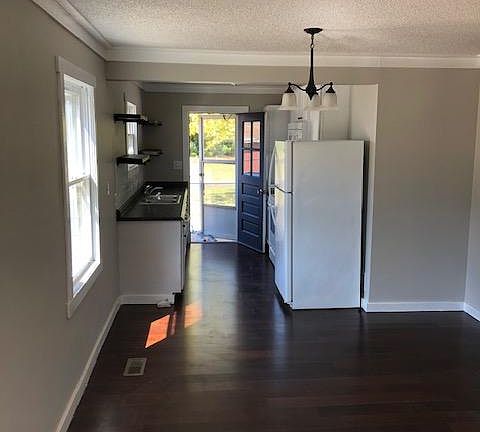 2nd image of 604 Dogwood St