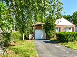 17 Brushwood Dr, Shirley, NY 11967