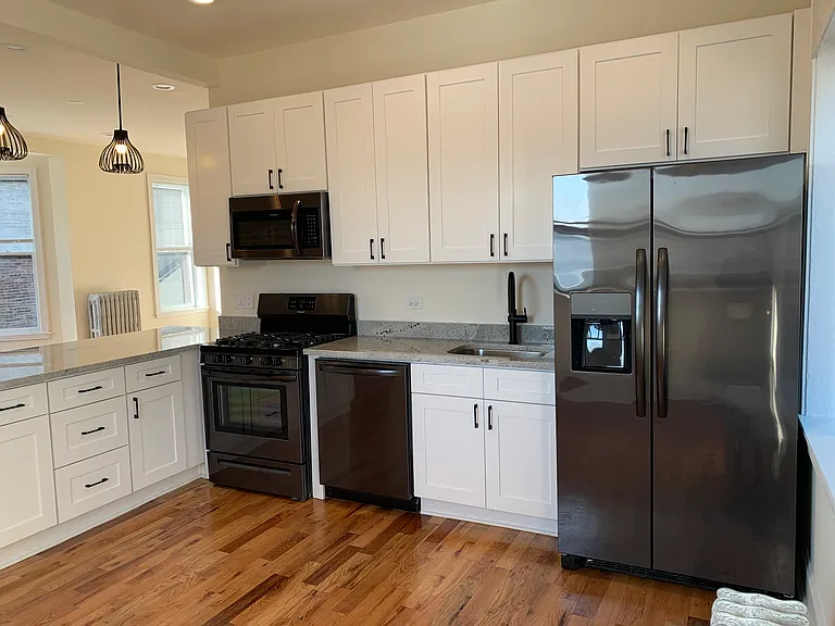 1045 W Barry Ave #3 — Photo 4