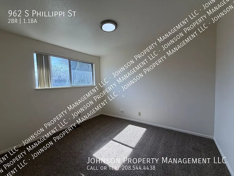 962 S Phillippi St — Photo 9