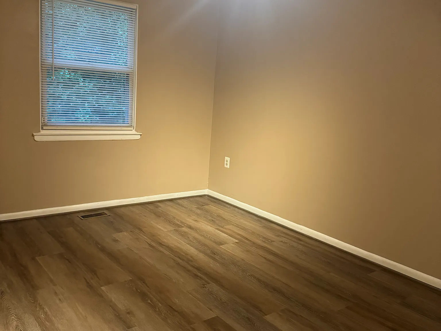4 bed, 2160 sqft, $3,200 — Photo 4