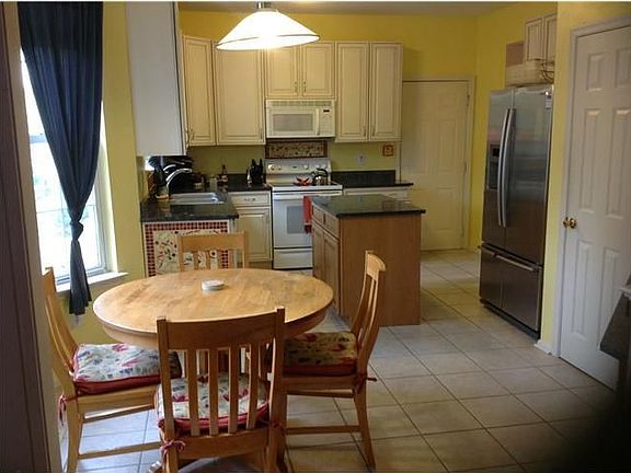 Open Eat In Kitchen w/Center Island