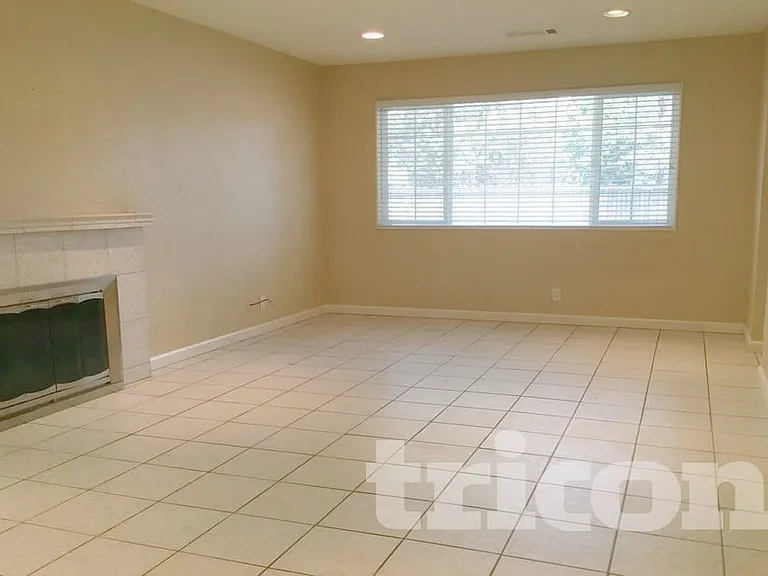 1036 Nightingale Ct — Photo 2