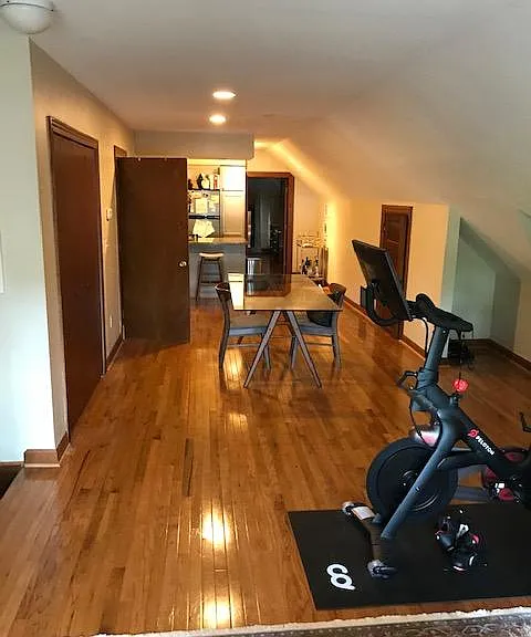 5044 Commonwealth -3rd fl loft like feel