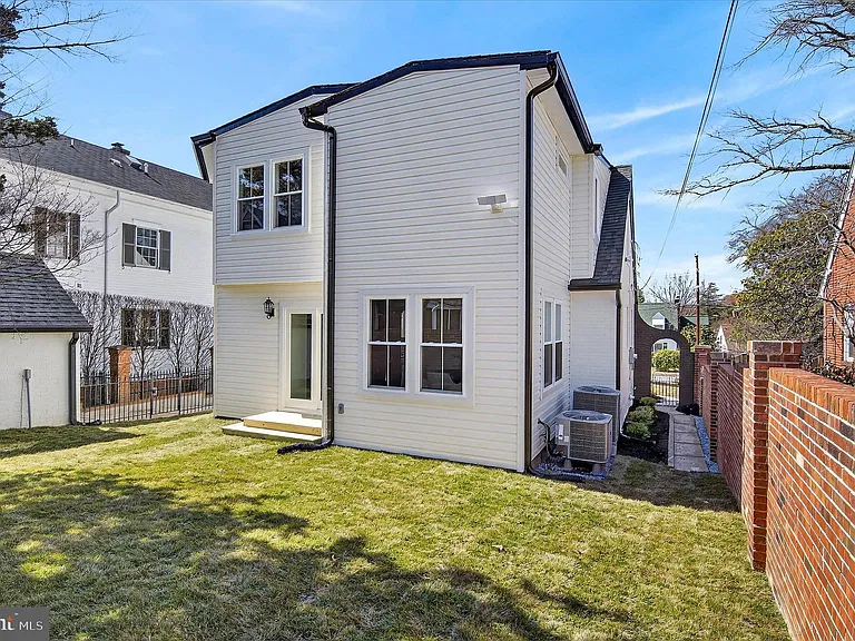 1607 N Glebe Rd — Photo 40