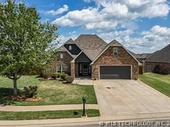 8227 Vintage Trace Dr, Claremore, OK 74019