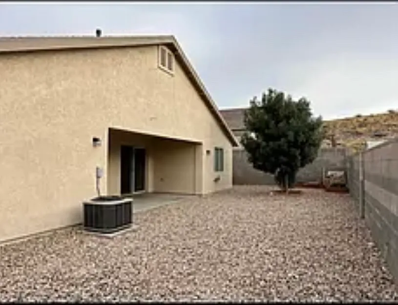 3 bed, 1301 sqft, $1,650 — Photo 2