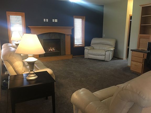 Livingroom w/ Fireplace