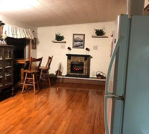 Kitchen electric or log 