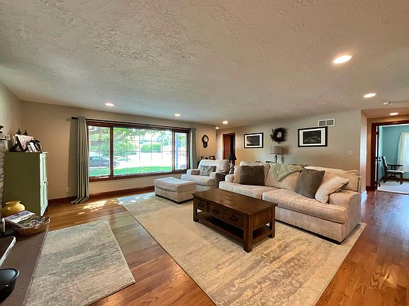 4th image of 702 S Baytree Avenue