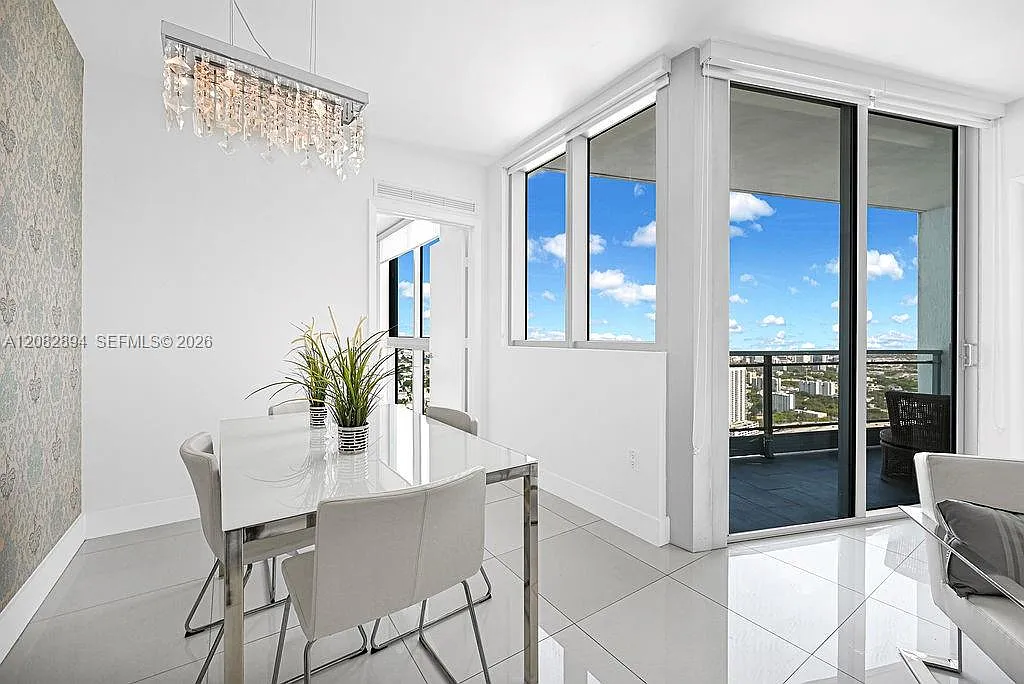 2 bed, 930 sqft, $3,900 — Photo 2