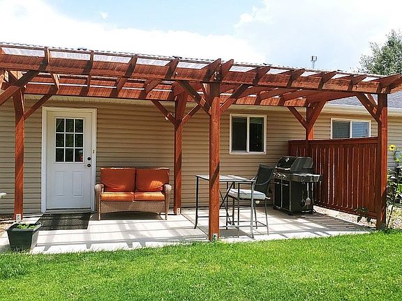 Covered pergola w/ gas grill
