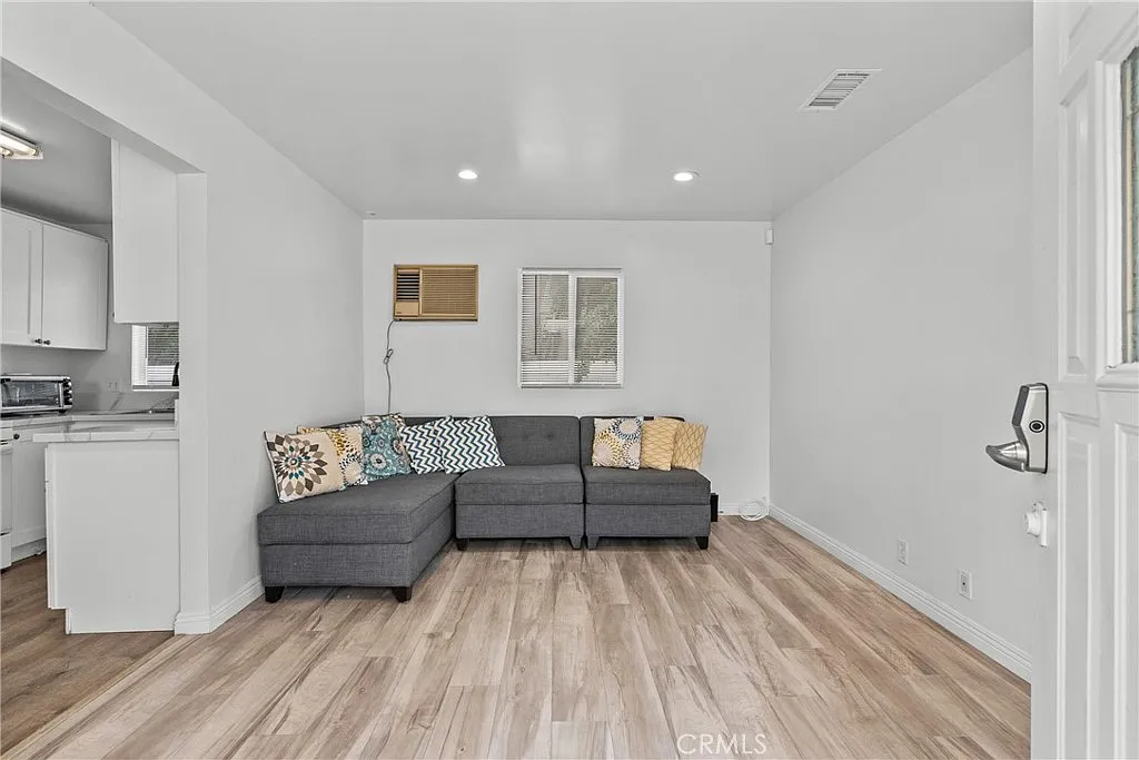 2 bed, 800 sqft, $3,000 — Photo 3