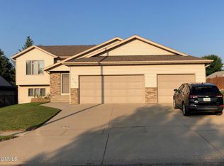 2008 8th Ave SE, Mandan, ND 58554