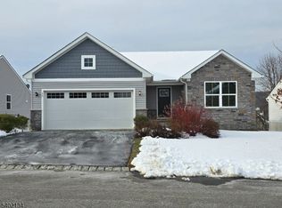 15 Coventry Rd, Hamburg, NJ 07419