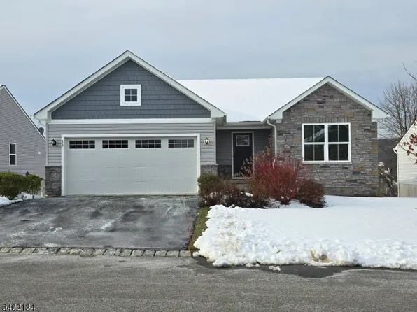 15 Coventry Rd, Hamburg, NJ 07419