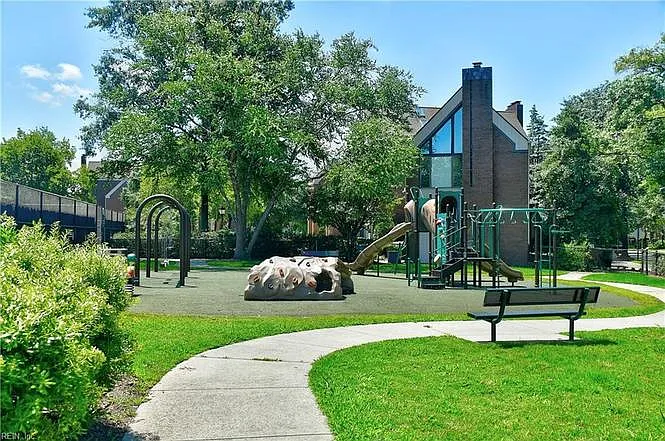 817 Botetourt Gdns — Photo 58