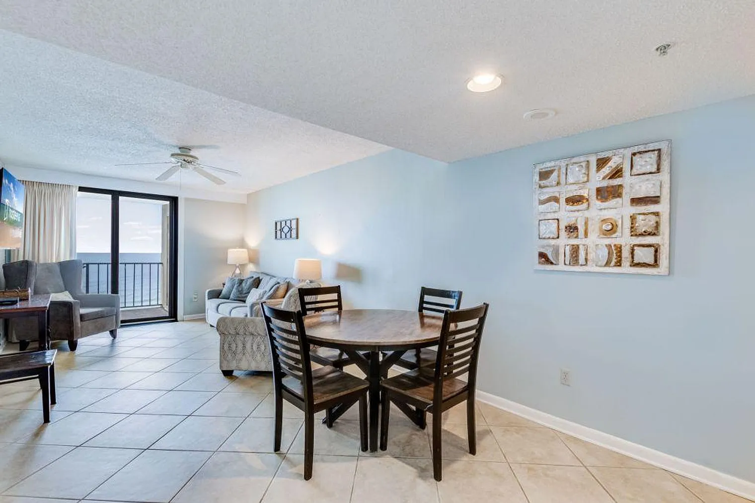 2 bed, 2.0 bath, 1001 sqft, $5,220 — Photo 2