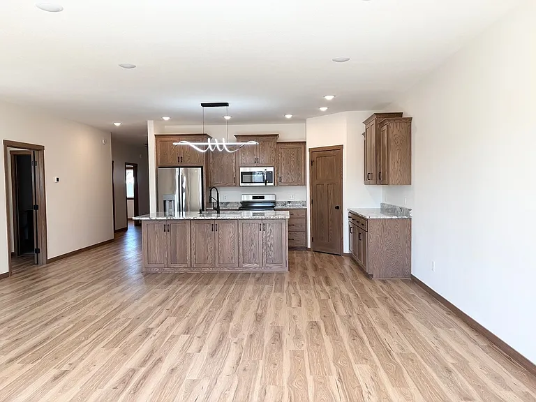 575 Main St W — Photo 5