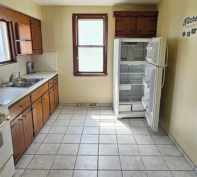 398 Oakdale Dr — Photo 2