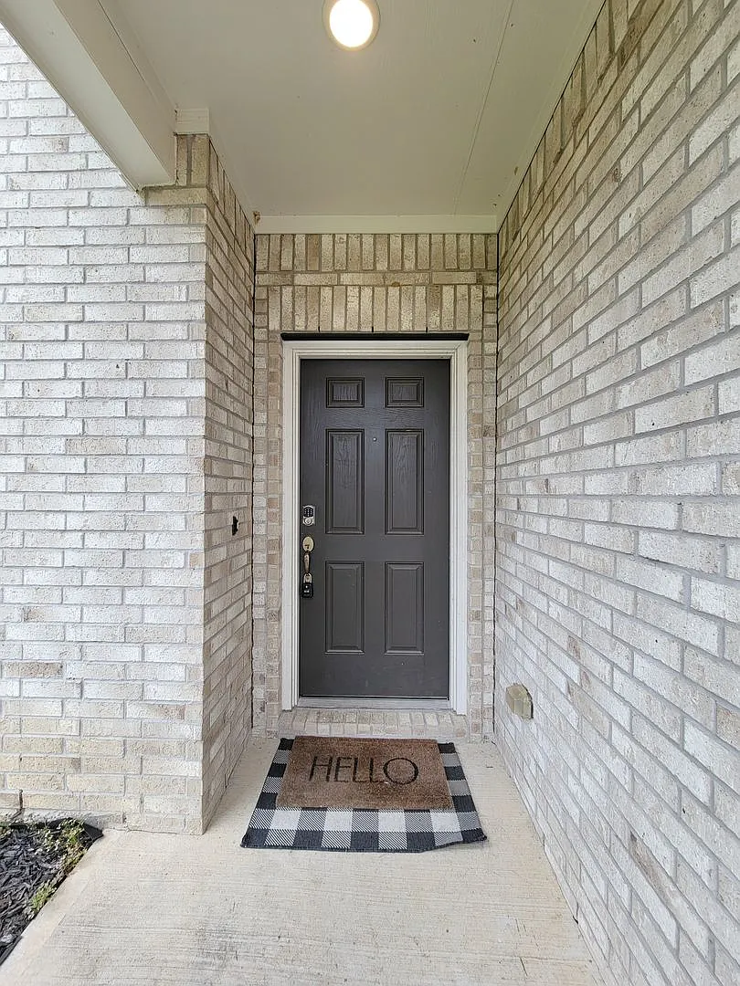 Beautifully updated 5-bedroom, 3.5-bath home located on a quiet cul-de-sac in a desirable Houston... — Photo 2