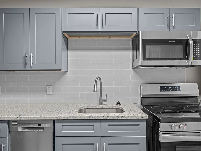 1302 E King St — Photo 35