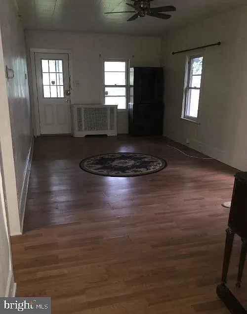 3 bed, 1.0 bath, 1384 sqft, $2,700 — Photo 2