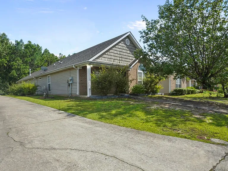 1220 Village Trl — Photo 2