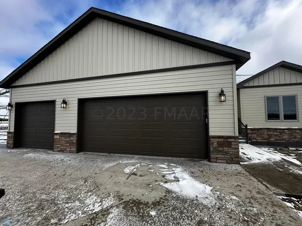 6918 NW 2nd St, Moorhead, MN 56560
