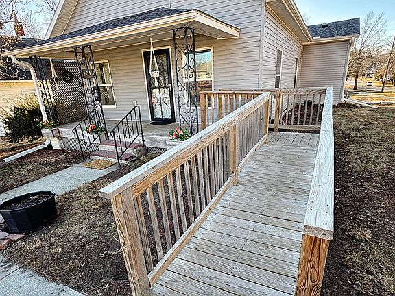 5th image of 901 Maple St