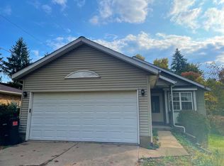 824 Kirk Dr SE, Grand Rapids, MI 49546