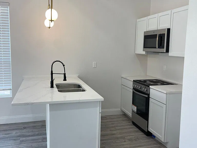 836 N Beckley Ave — Photo 4