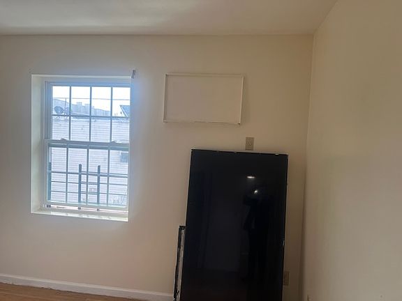 3rd image of 504 Glenmore Ave #3