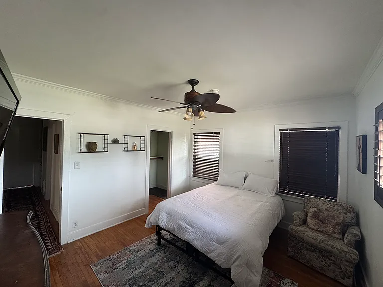 Master Bedroom, Queen