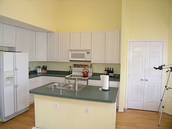 Spacious kitchen w/ 42" cabinets