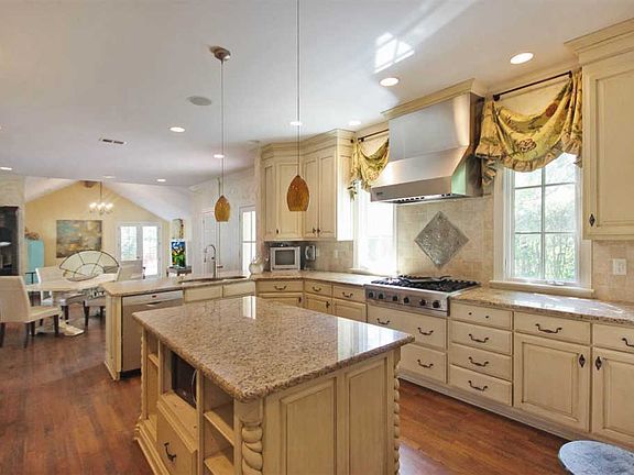 5th image of 102 Hollyoke Ln
