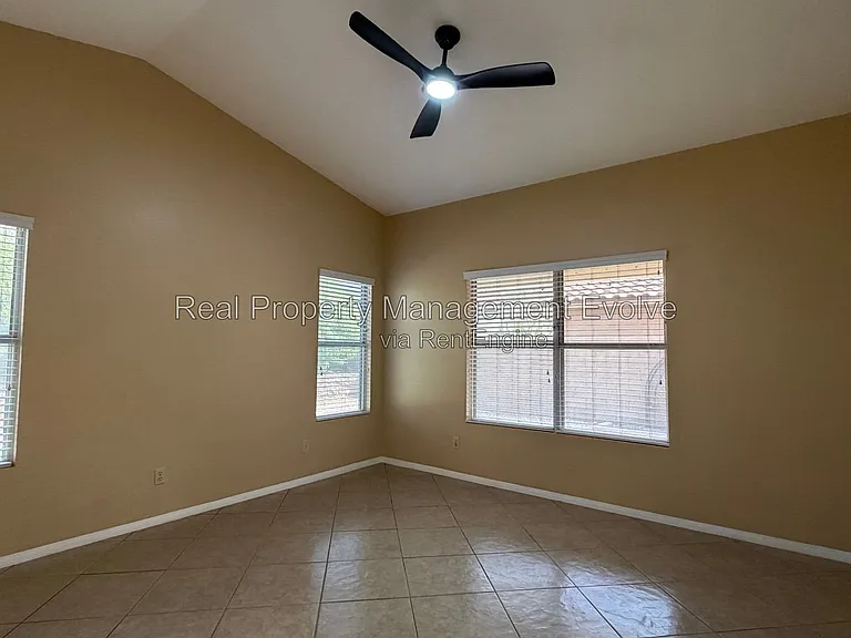 7568 W Kerry Ln — Photo 13