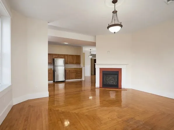 15 Hamilton St #1, Southbridge, MA 01550