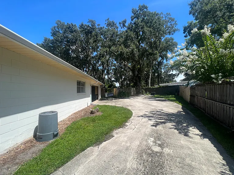 630 Queens Cir — Photo 25