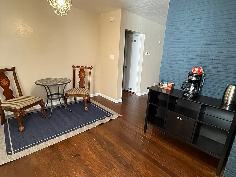 456 Hollywood Ave — Photo 2